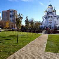 Троицкий храм и сквер.